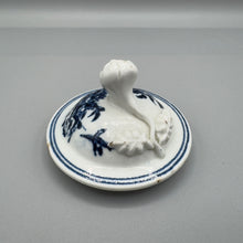 Load image into Gallery viewer, Lowestoft Porcelain Sparrow Beak Jug and Cover - Fence Pattern - C.1770/75